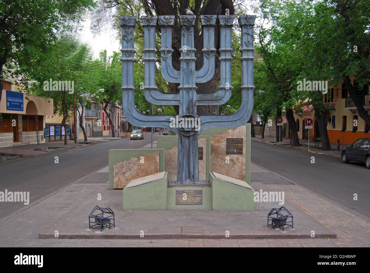 La Menorah su Avenida Mitre in Mendoza Argentina. È dedicato a Israele su di esso cinquantesimo anniversario. Foto Stock