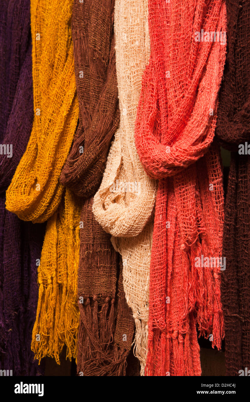 Madagascar, Ambalavao, Soalandy Workshop di seta, tessuto in modo lasco  colorate sciarpe di seta Foto stock - Alamy