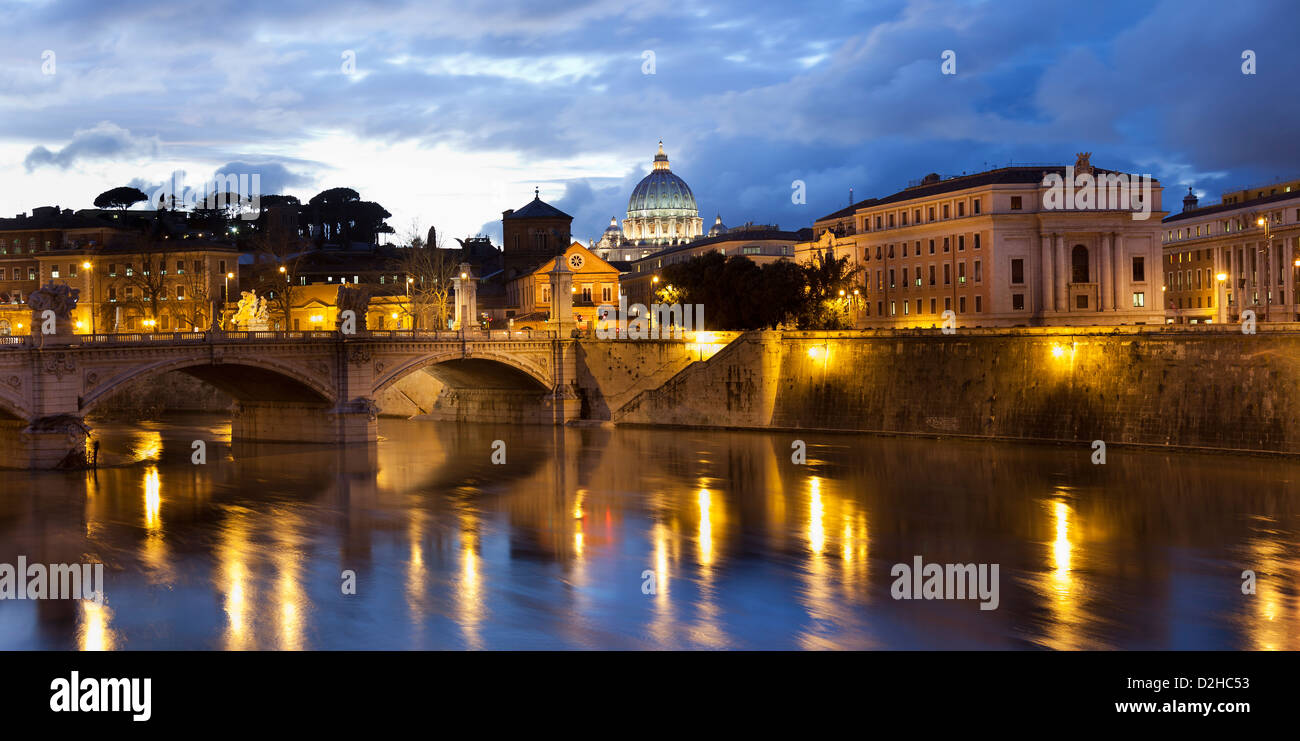 Immagine notturna della Basilica di San Pietro da Ponte Sant'Angelo e il fiume Tevere a Roma - Italia. Foto Stock