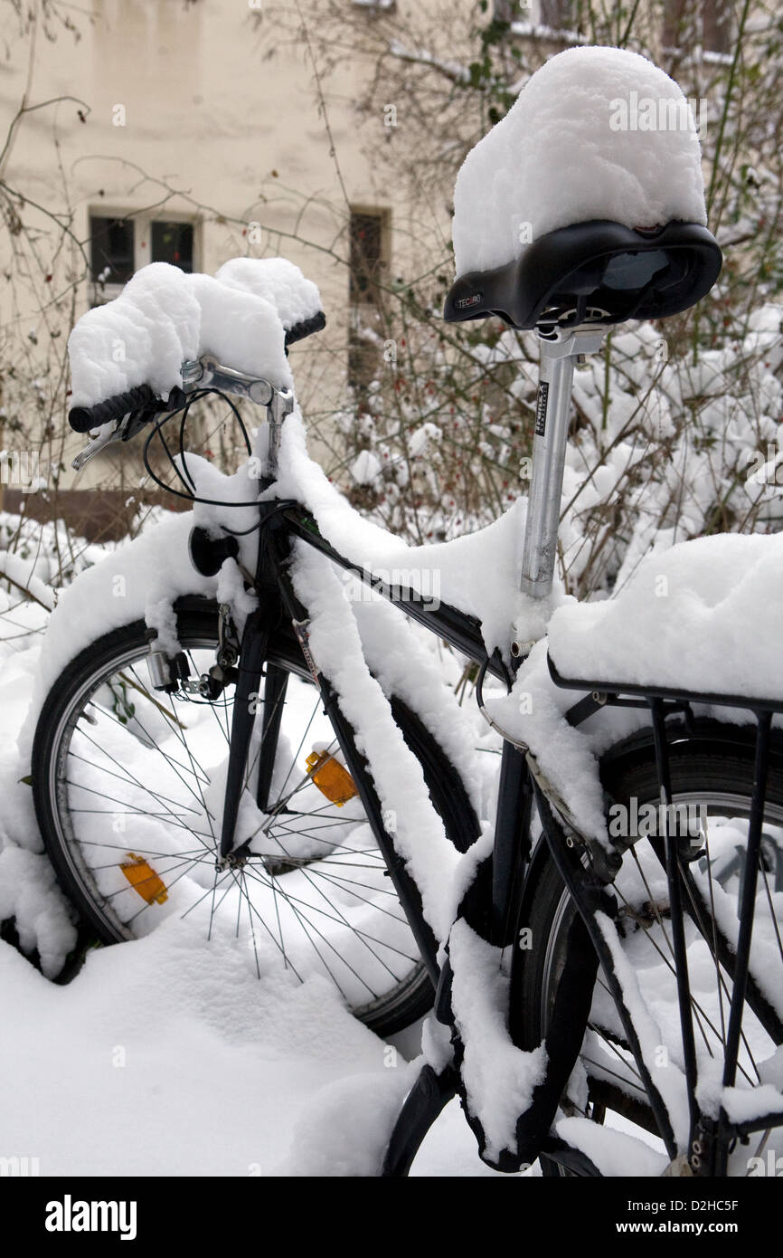 Berlino, Germania, fornito completamente nevicato bike Foto Stock