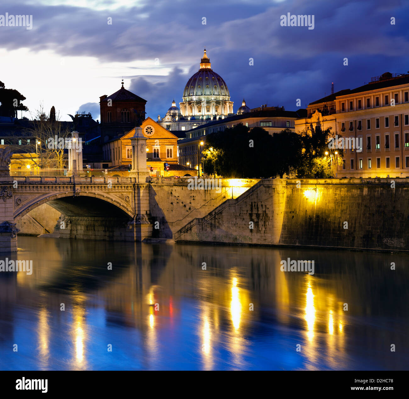 Immagine notturna della Basilica di San Pietro da Ponte Sant'Angelo e il fiume Tevere a Roma - Italia. Foto Stock