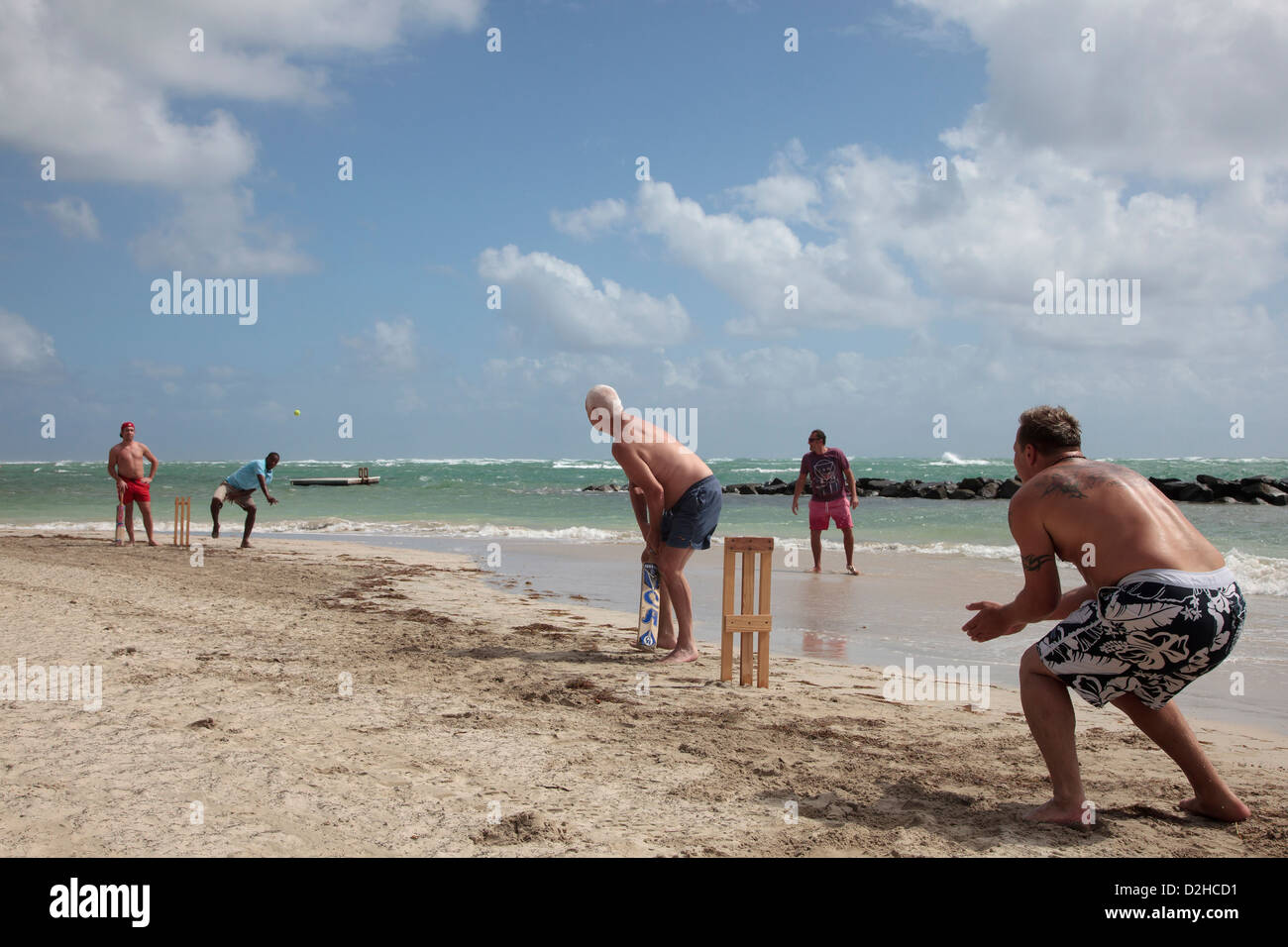 I turisti a giocare a cricket sulla spiaggia, St Lucia, Foto Stock