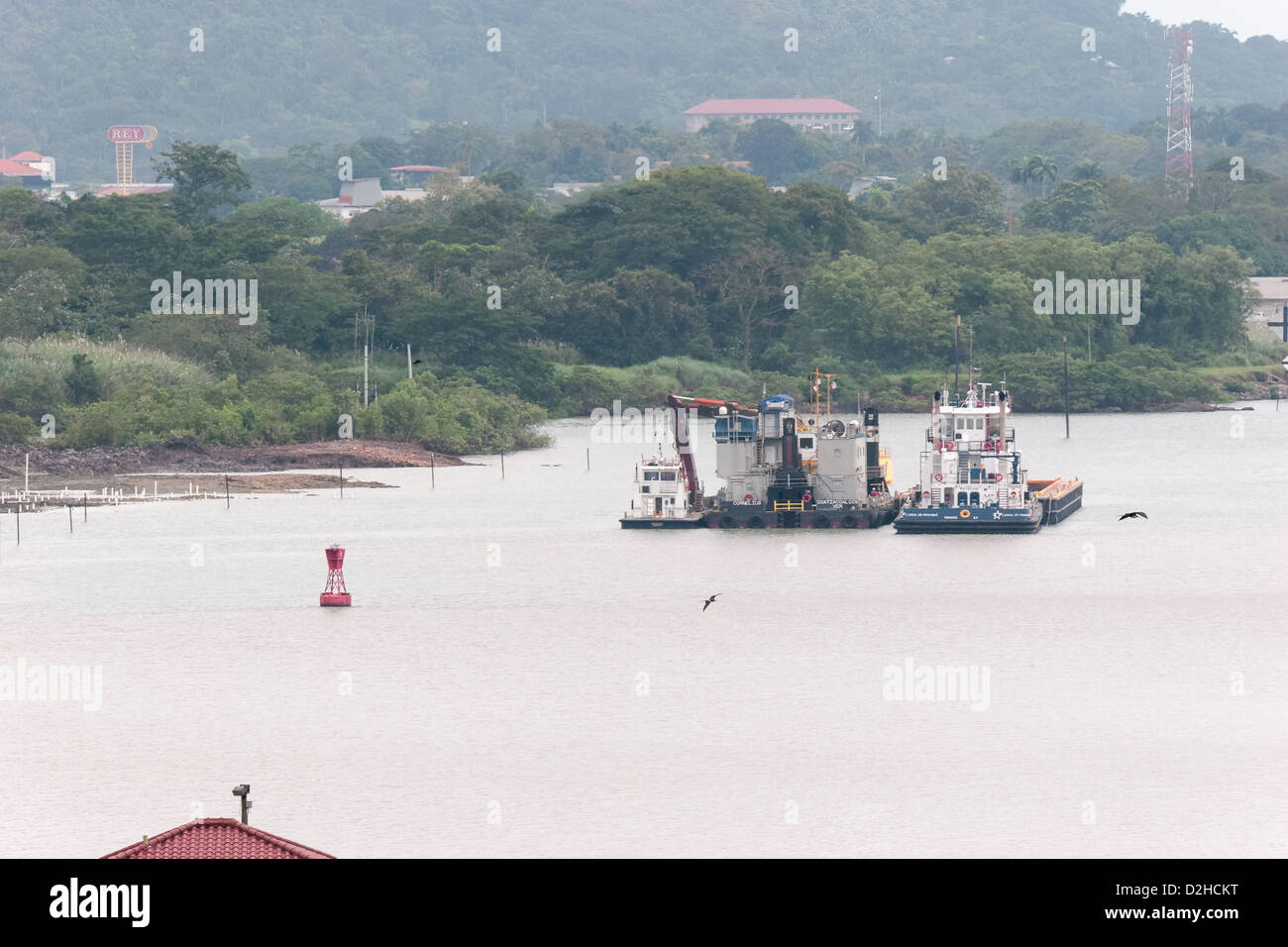 Un towboat e a dragare Foto Stock