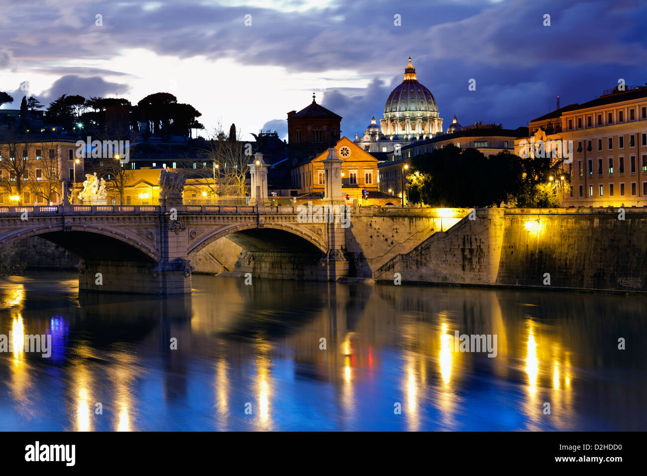 Immagine notturna della Basilica di San Pietro da Ponte Sant'Angelo e il fiume Tevere a Roma - Italia. Foto Stock