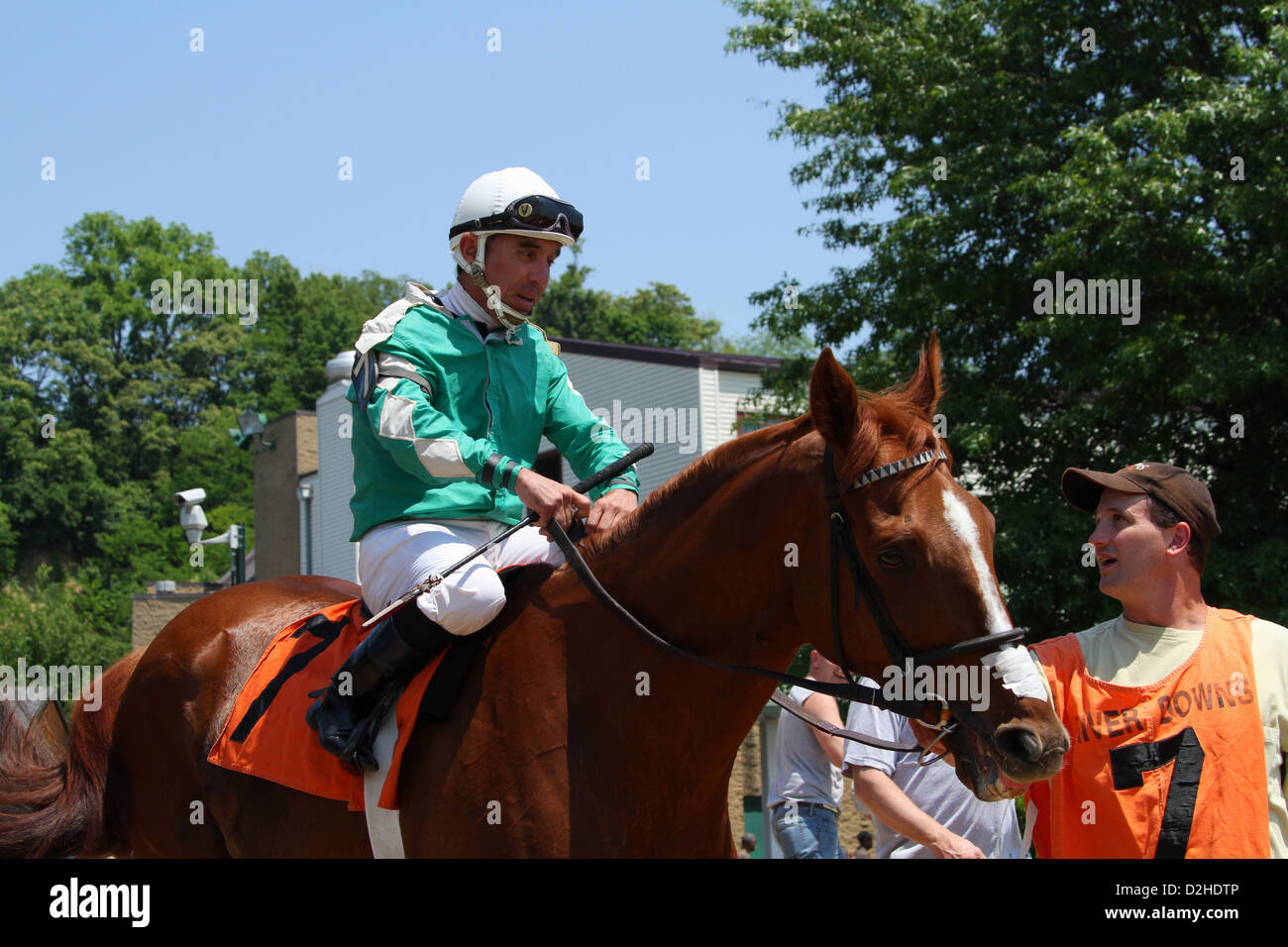 Fantino e Trainer. Corse a cavallo presso il River Downs via, Cincinnati, Ohio, Stati Uniti d'America. Foto Stock