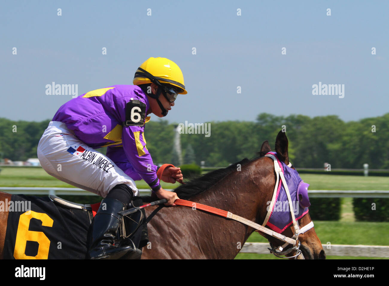 Albin Jimenez, jockey a cavallo 6. Corse a cavallo presso il River Downs via, Cincinnati, Ohio, Stati Uniti d'America. Foto Stock