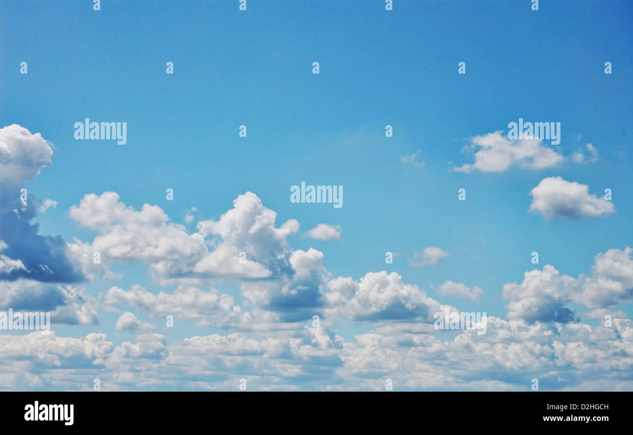 Blu cielo con soffici nuvole bianche. Grande formato. Immagine fotografica. Foto Stock