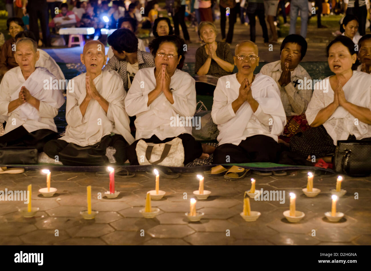 Le persone piangono il defunto re Norodom Sihanuk, l della Cambogia Foto Stock