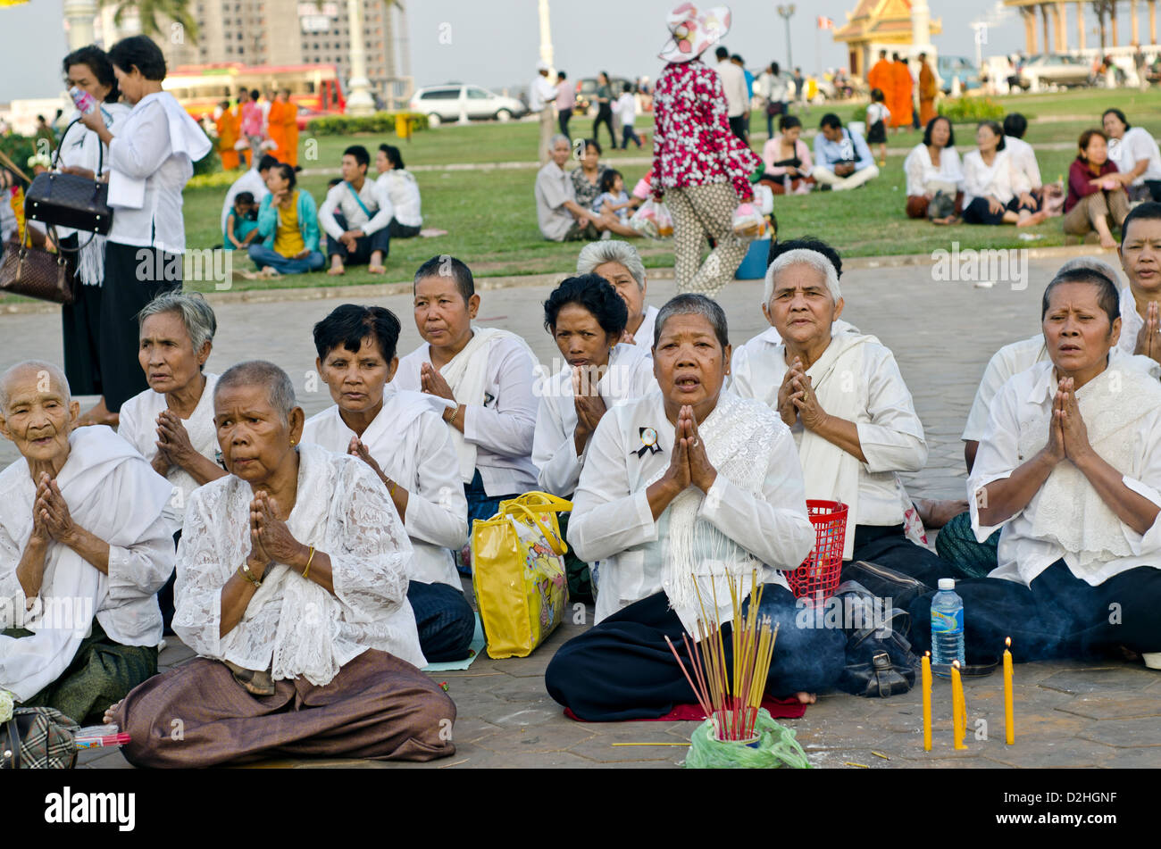 Le persone piangono il defunto re Norodom Sihanouk di fronte al Palazzo Reale di Phnom Penh Foto Stock