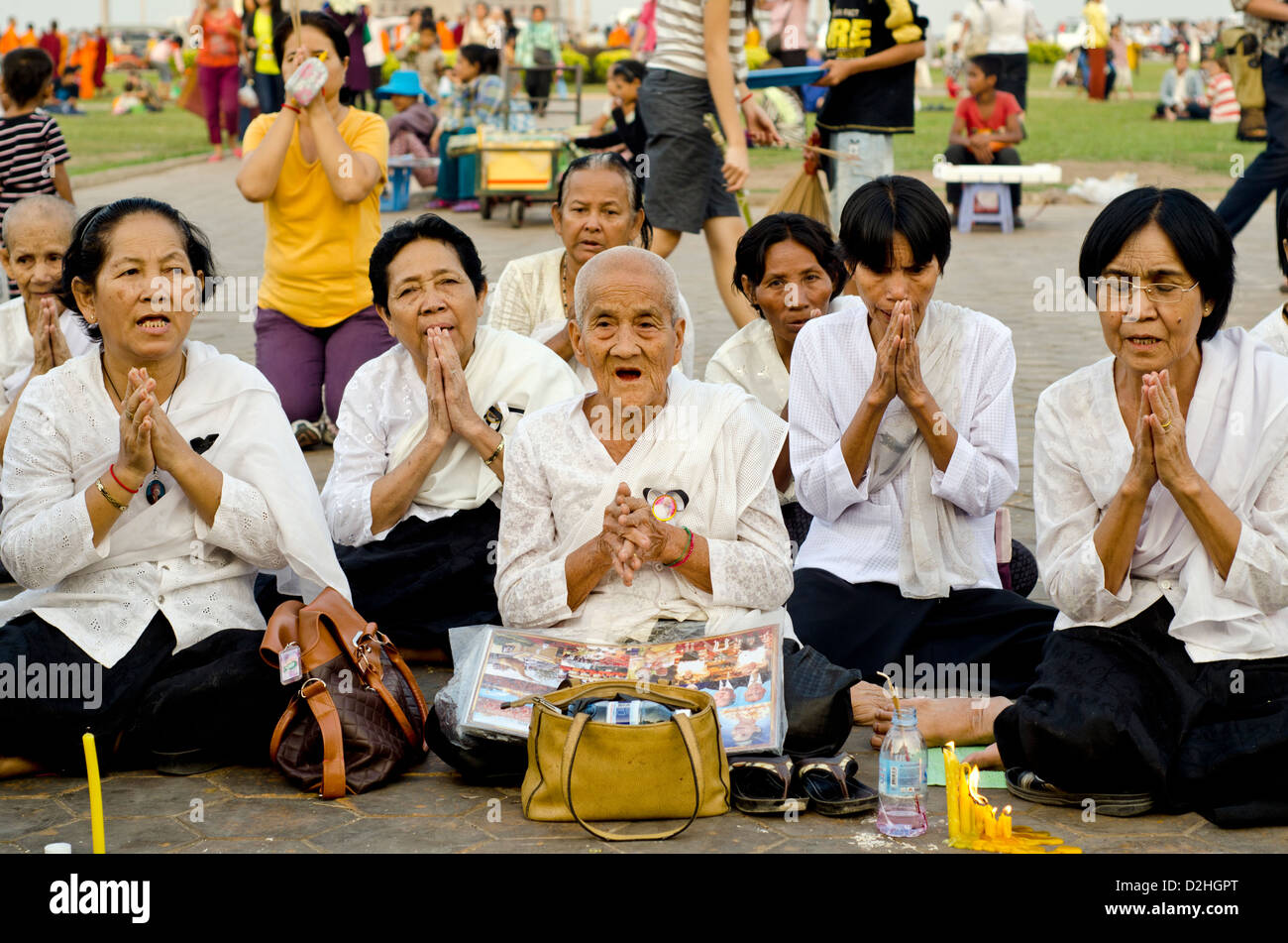 Le persone piangono il defunto re Norodom Sihanuk, l della Cambogia, Phnom Penh Foto Stock
