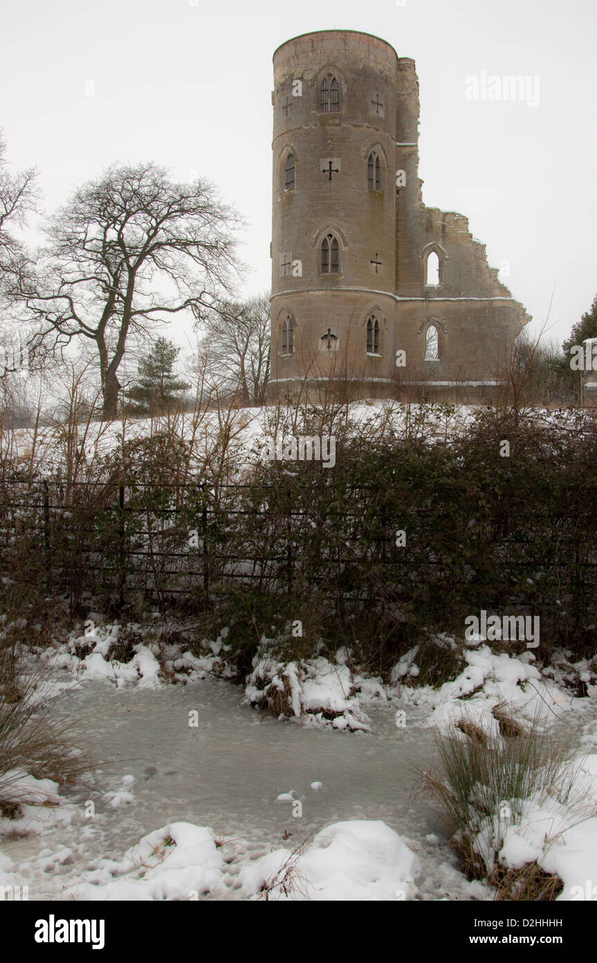 Wimpole follia gotico-ser rovine nella neve la torre gotica Foto Stock