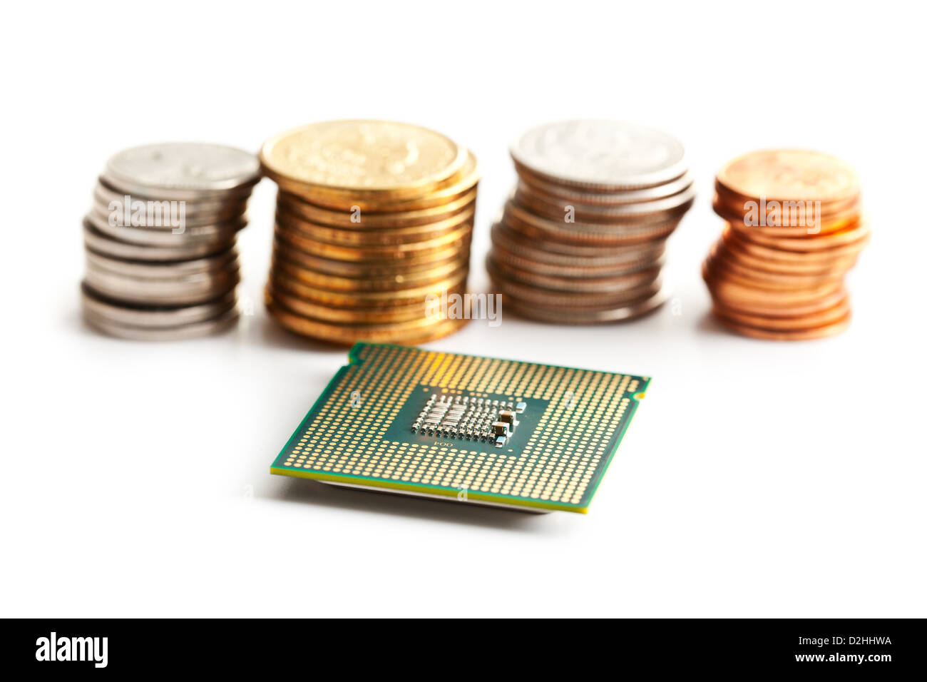 Processore del computer e monete su sfondo bianco Foto Stock