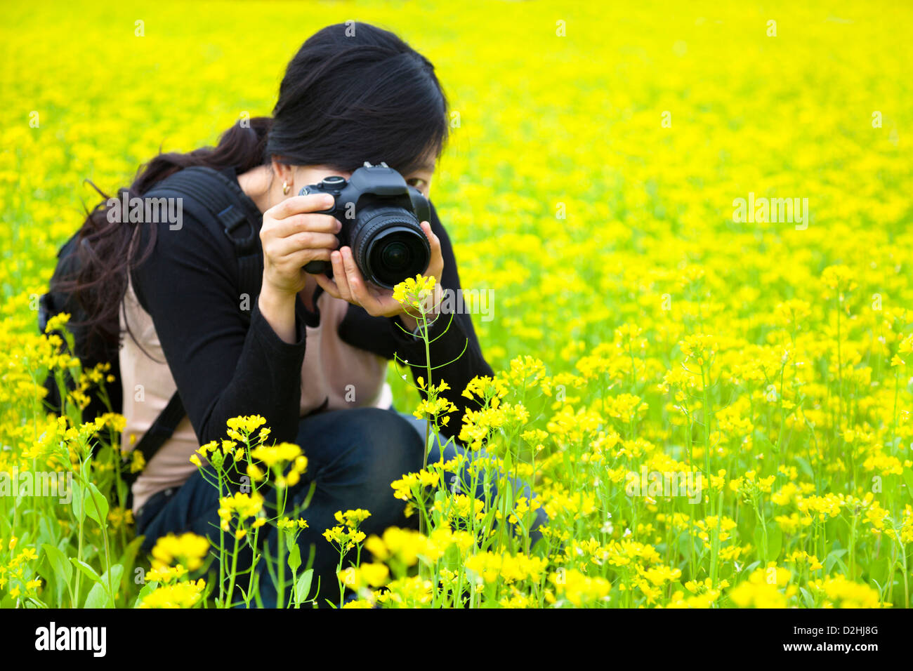 Giovane donna fotografo a scattare foto in natura Foto Stock