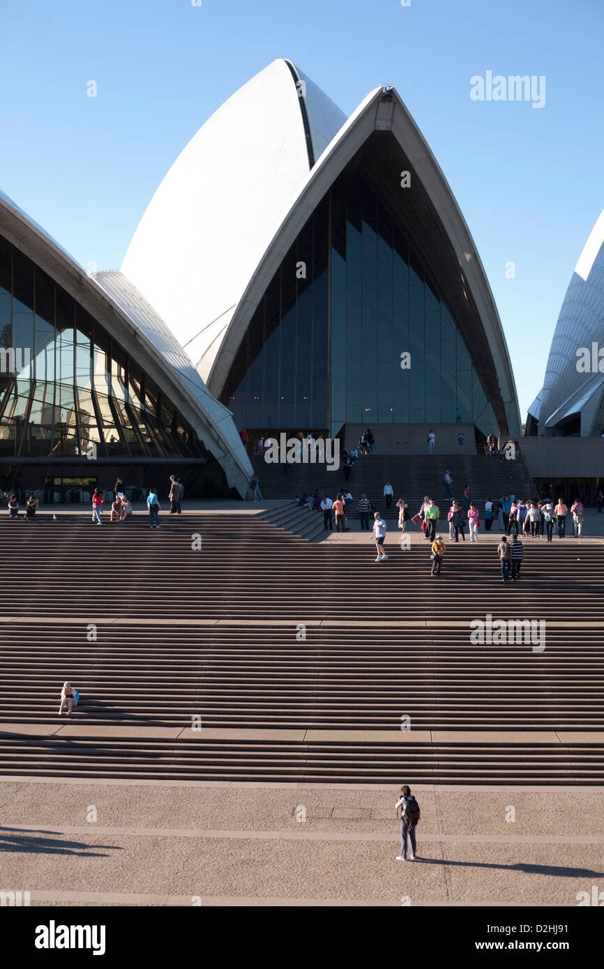 Una folla di gente che sui gradini della Sydney Opera House Sydney Australia Foto Stock