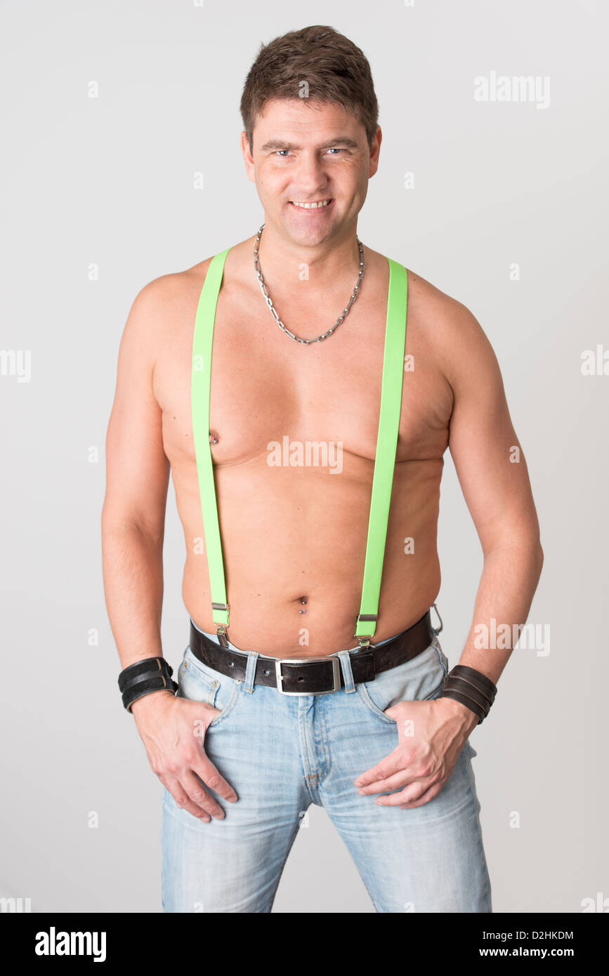 Sorridente shirtless uomo con bretelle, guardando la fotocamera Foto stock  - Alamy