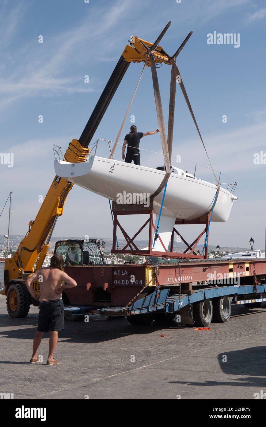 J20 yacht di essere scaricati da un caricatore basso veicolo sul porto di Paphos Cipro Foto Stock