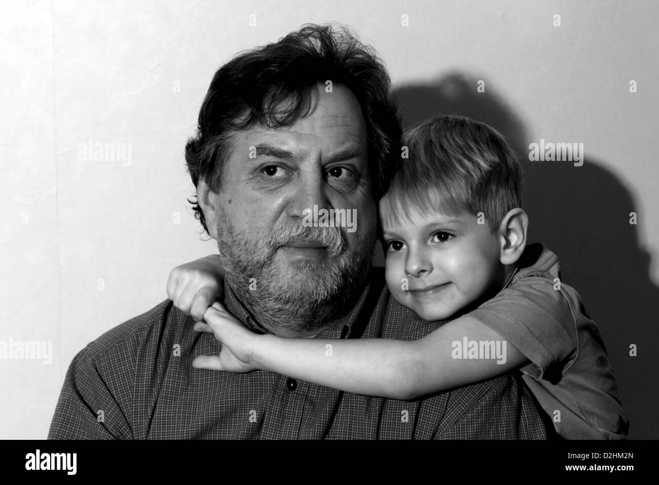 Nonno e nipote, in bianco e nero Foto Stock
