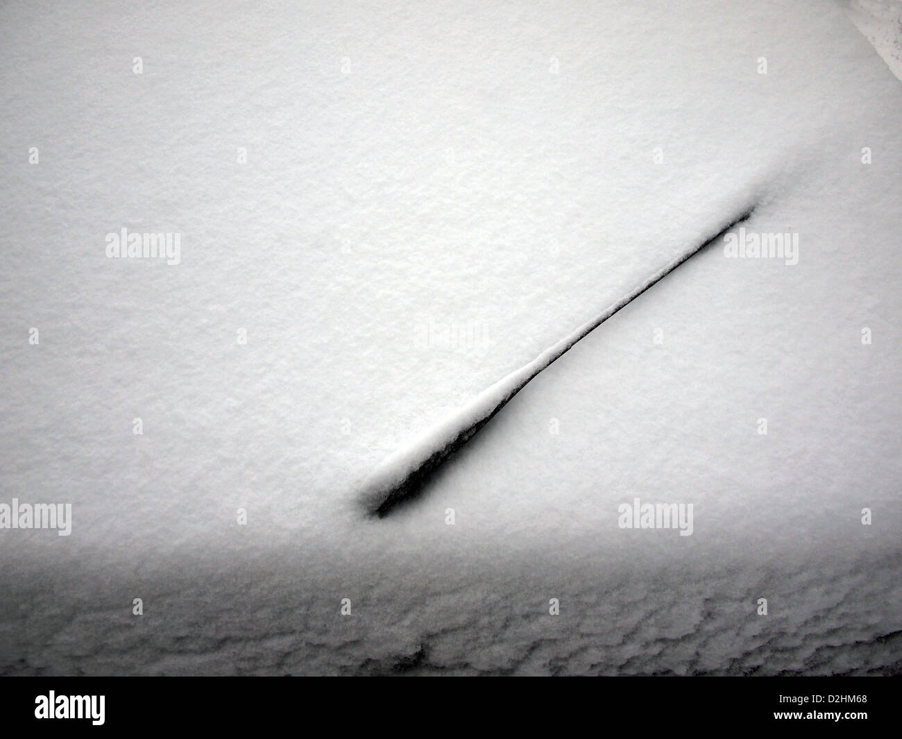 Tergivetro posteriore su un auto coperti di neve Foto Stock Tergivetro posteriore su un auto coperti di neve Foto Stock
