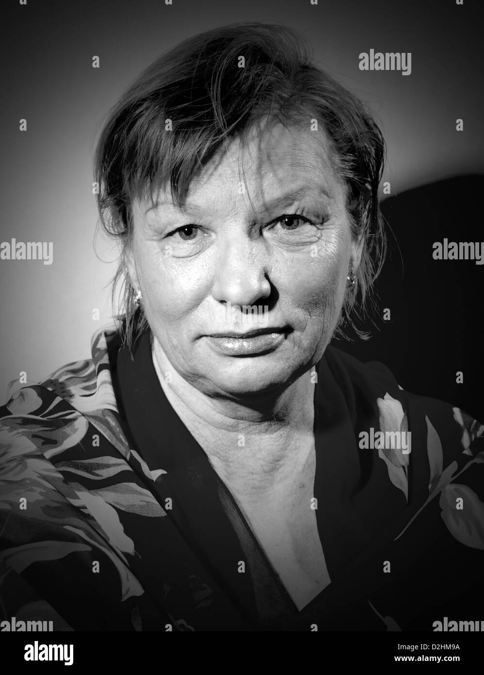 Bianco e nero ritratto di donna di mezza età in sciarpa Foto Stock