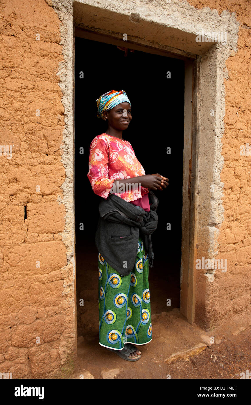 Donna al suo homestead, villaggio nei pressi di Muhanga, Ruanda Foto Stock