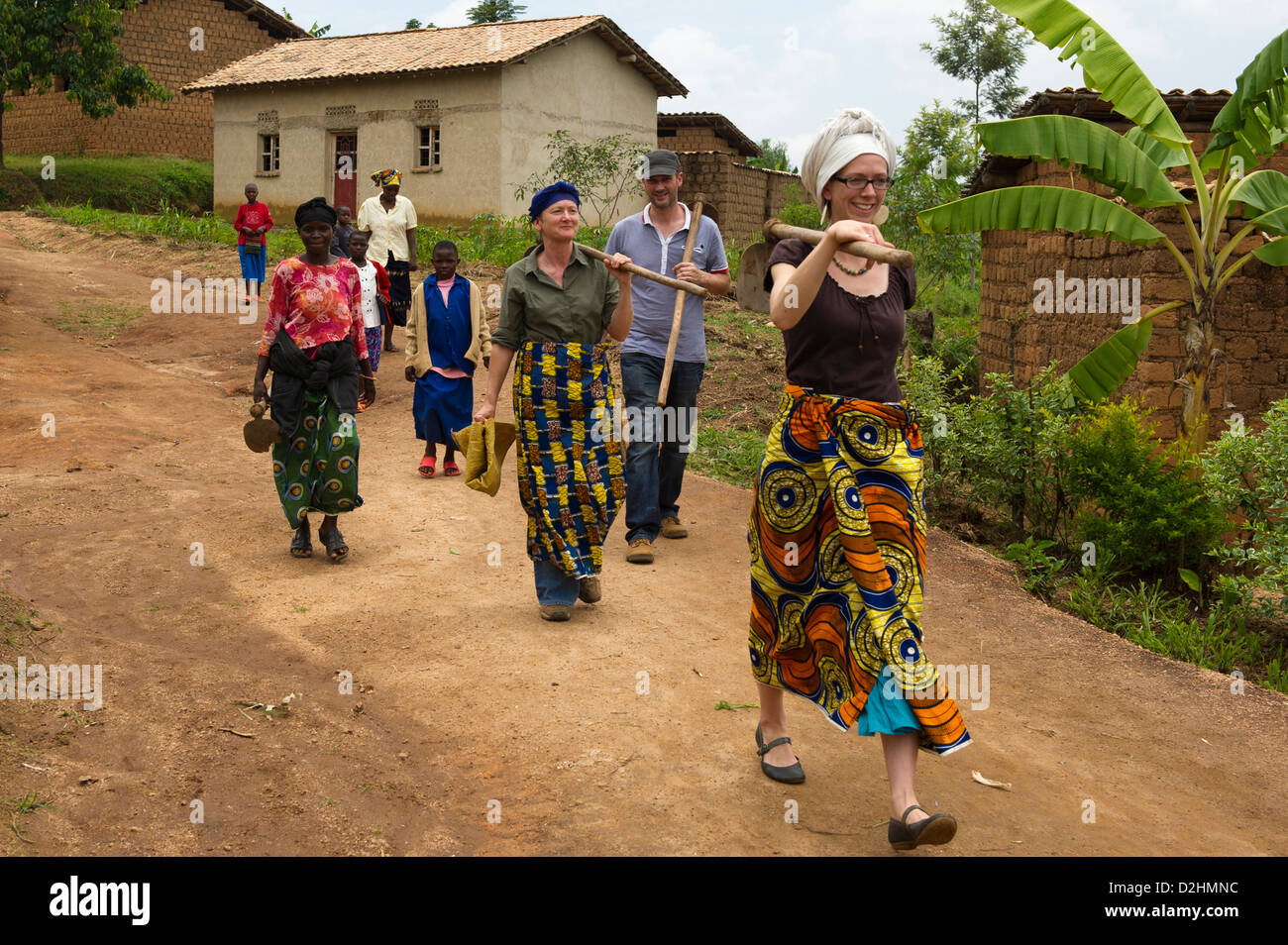 Turisti che si godono un villaggio esperienza con Azizi Vita, villaggio nei pressi di Muhanga, Ruanda Foto Stock