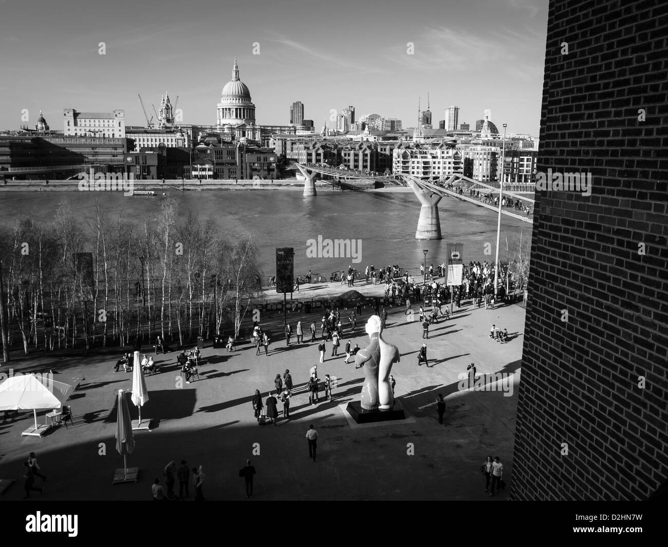 Damien Hyrst la scultura Hym nella parte anteriore del Tate Modern nella soleggiata giornata di primavera Foto Stock