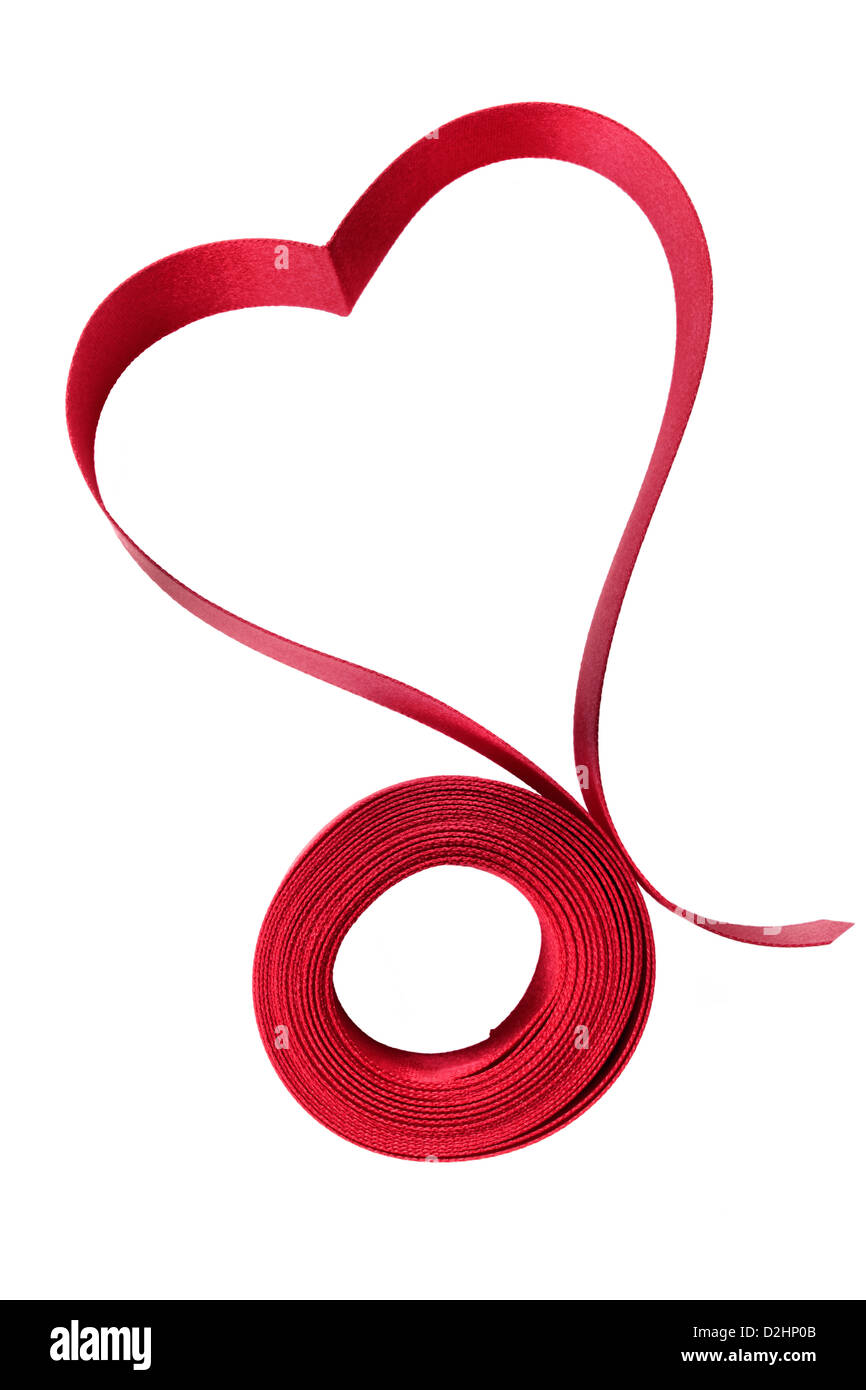 Forma di cuore simbolo realizzato a partire da un nastro rosso isolato su uno sfondo bianco. Foto Stock
