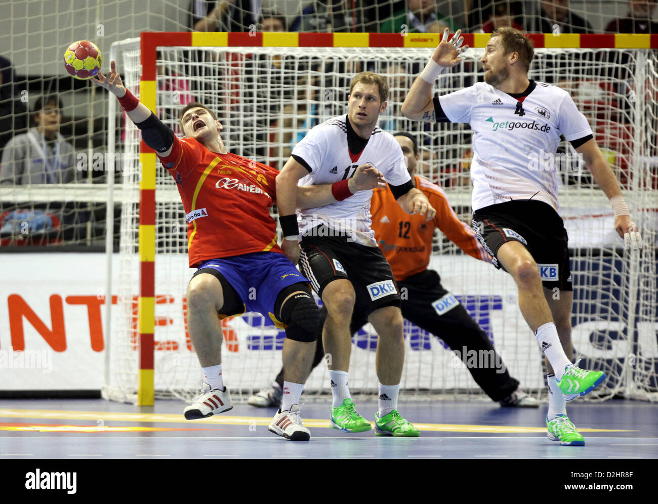 Steffen Weinhold (C) e Oliver Roggisch (R) della Repubblica federale di Germania il blocco Aitor Arino Bengoechea (L) della Spagna durante l'di pallamano Campionati del Mondo quarti di finale di partita Spagna vs Germania di Saragozza, Spagna, 23 gennaio 2013. La Spagna ha vinto 28:24. Foto: Fabian Stratenschulte/dpa Foto Stock