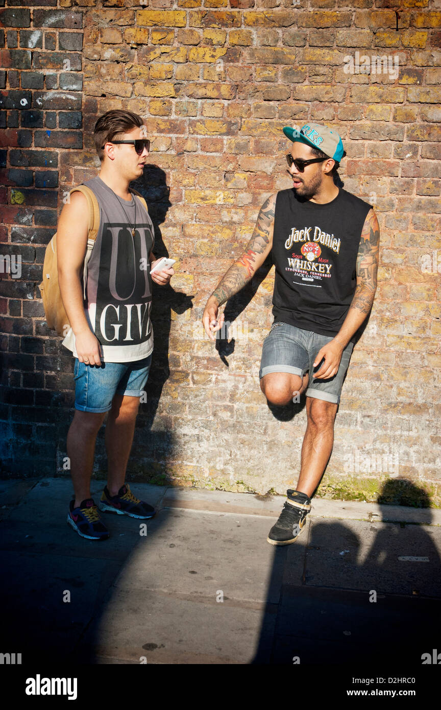 Due Hipsters chattare su Brick Lane, Shoreditch, East London 2012 Foto Stock