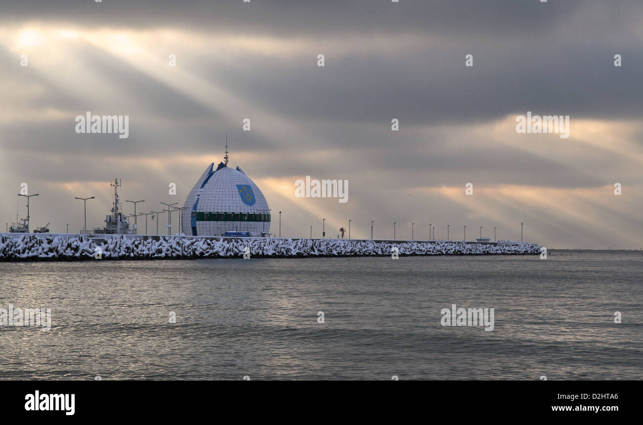 Penisola di Hel Docks landmark edificio moderno in un pomeriggio nevoso - costa polacca del Mar Baltico. Foto Stock