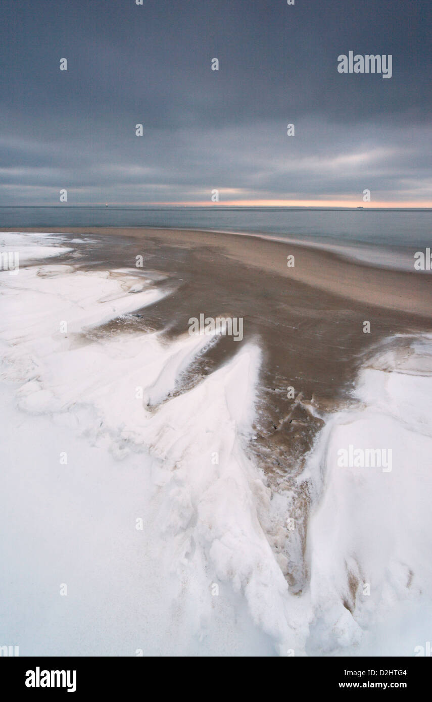 Neve battente sul Mar Baltico beach, penisola di Hel, Polonia settentrionale. Foto Stock