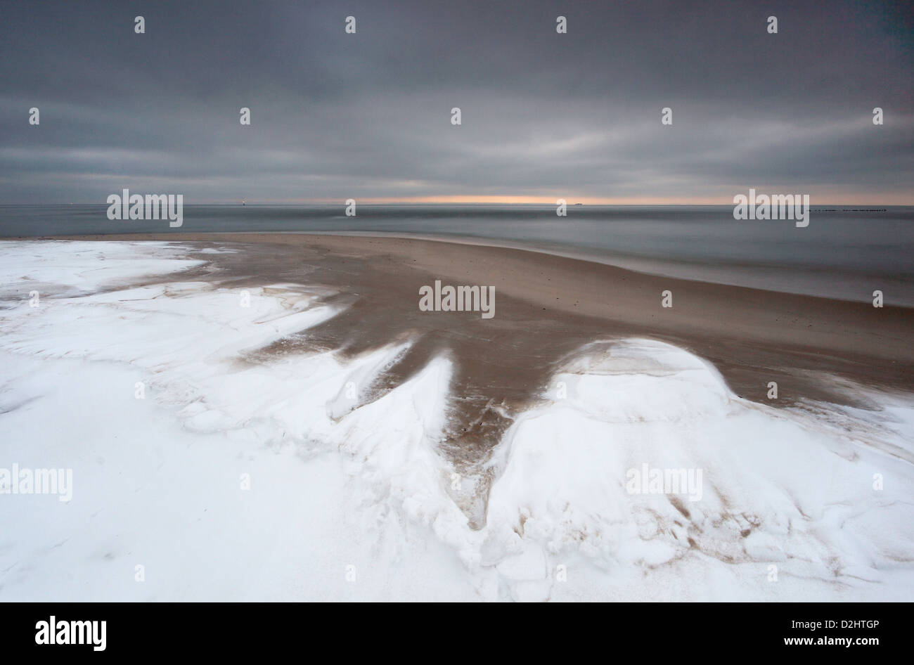 Neve battente sul Mar Baltico beach, penisola di Hel, Polonia settentrionale. Foto Stock