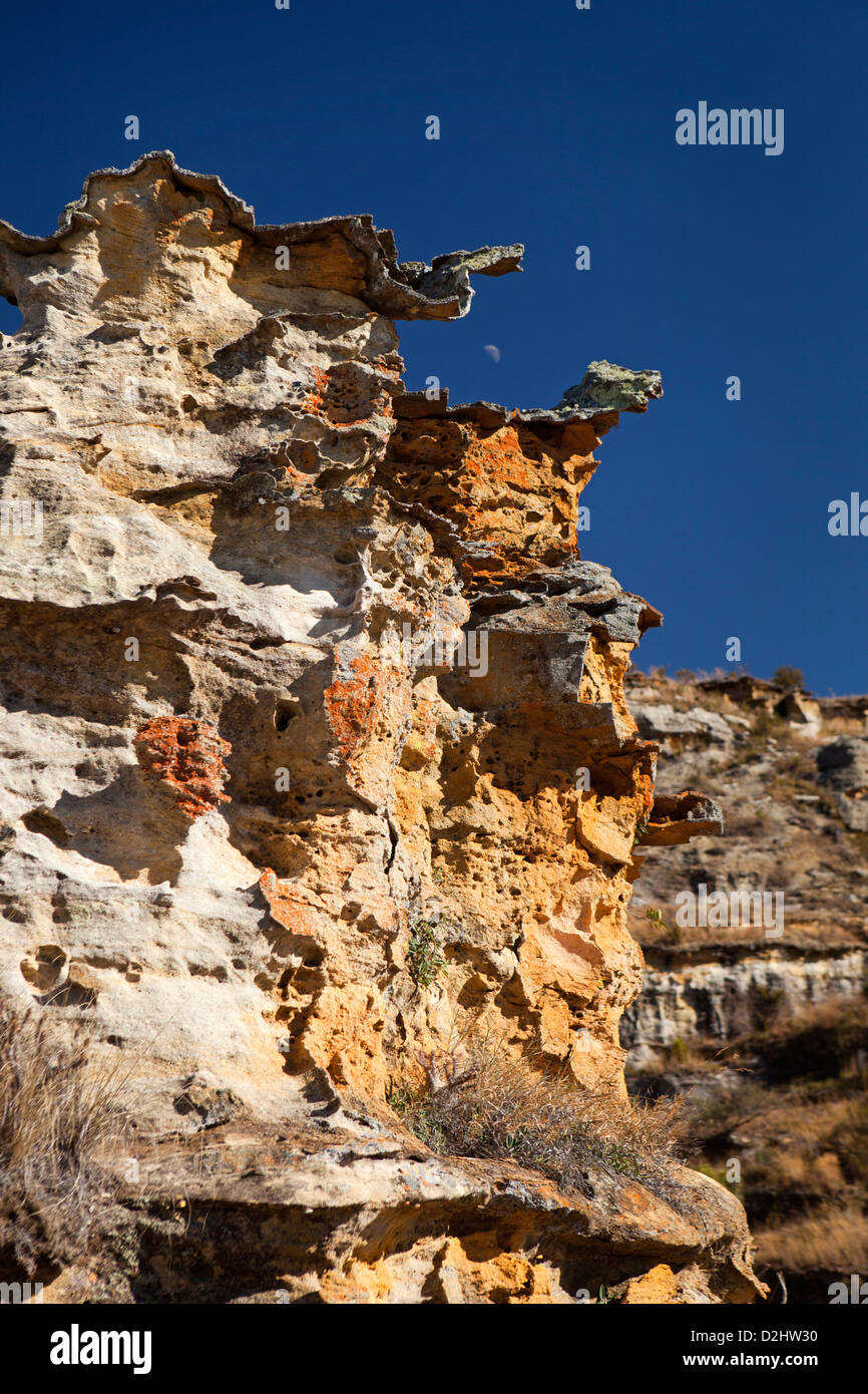 In Madagascar, il Parc National de l'Isalo, wind-scolpiti gli affioramenti di pietra arenaria in altopiano centrale Foto Stock