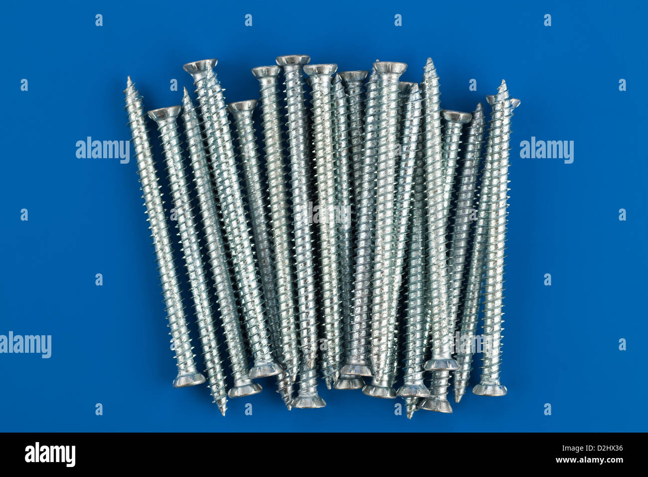Pila di 100mm per 7,5 mm Viti di calcestruzzo Foto Stock