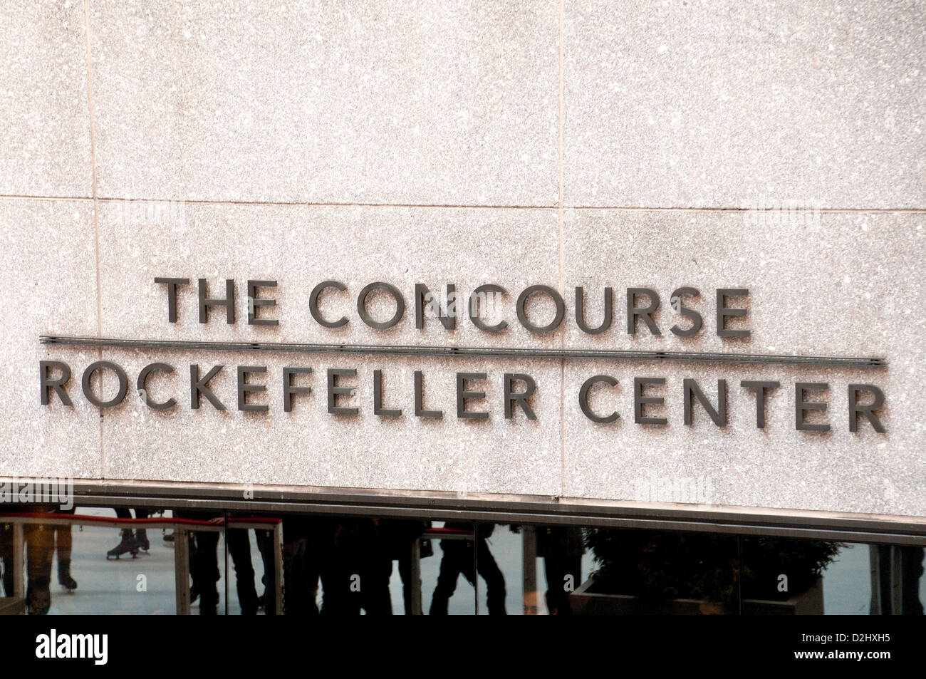 Centro Rock Cafè presso il Rockefeller Center il pattinaggio su ghiaccio, Manhattan, New York City, Stati Uniti d'America Foto Stock