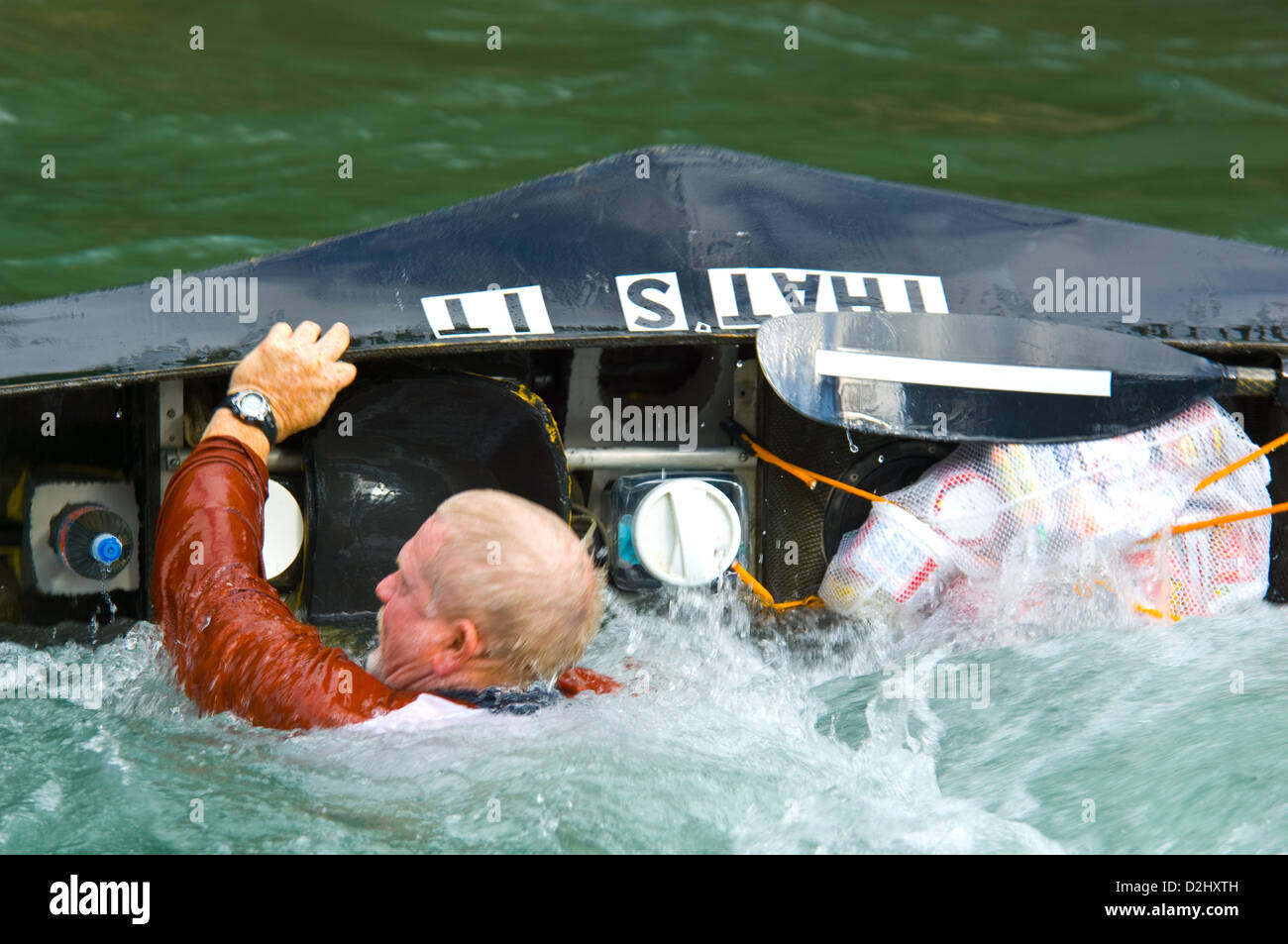 L'uomo alle prese con il suo rovesciamento canoa al Texas acqua canoa Safari gara, San Marcos Texas Foto Stock