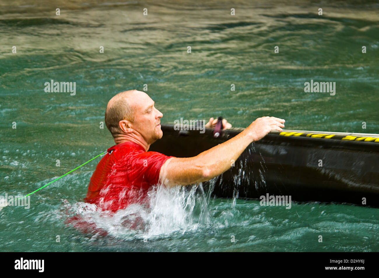 Uomo che lottano in acqua al Texas acqua canoa Safari gara, San Marcos Texas Foto Stock
