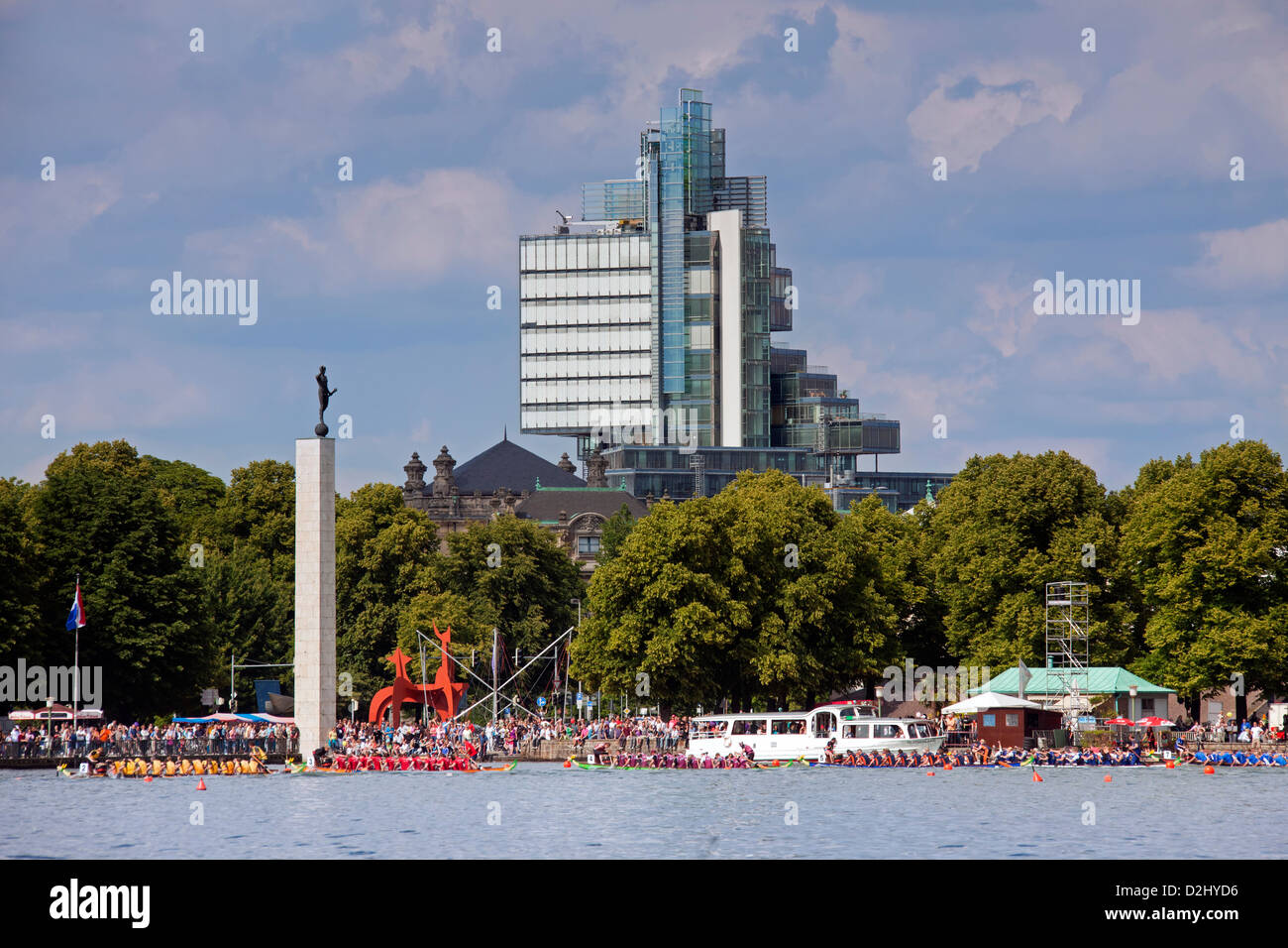 Gara di Dragonboat sul lago artificiale Maschsee e la Norddeutsche Landesbank in background, Hannover, Bassa Sassonia, Germania Foto Stock