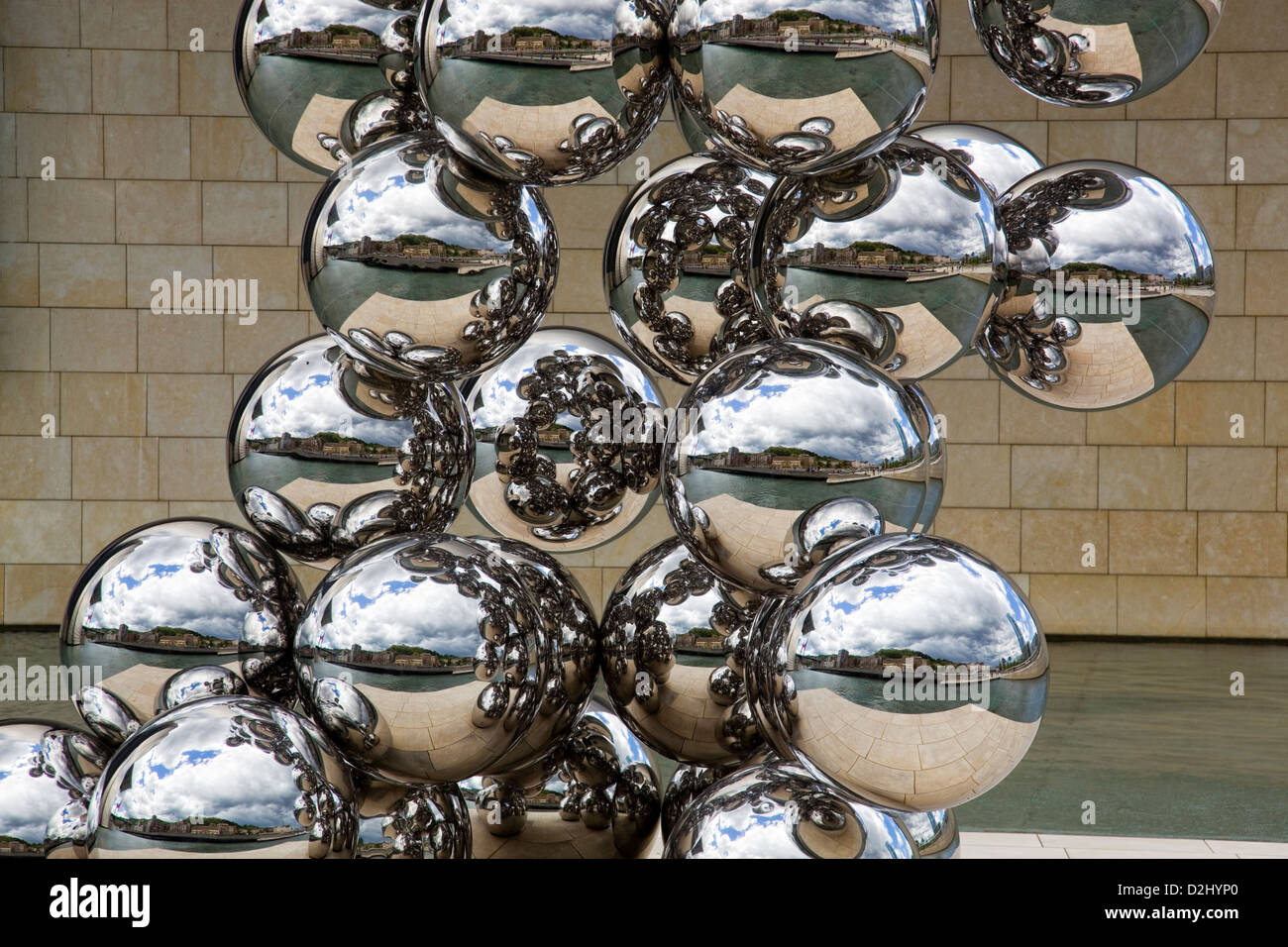 La riflessione del paesaggio urbano di Bilbao su diverse sfere in acciaio inox Foto Stock