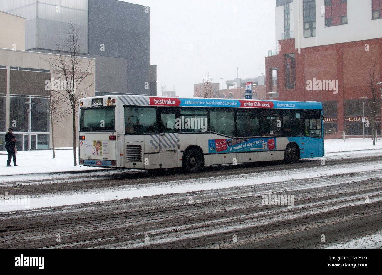 La National Express bus locale in caso di neve, Coventry city centre, REGNO UNITO Foto Stock