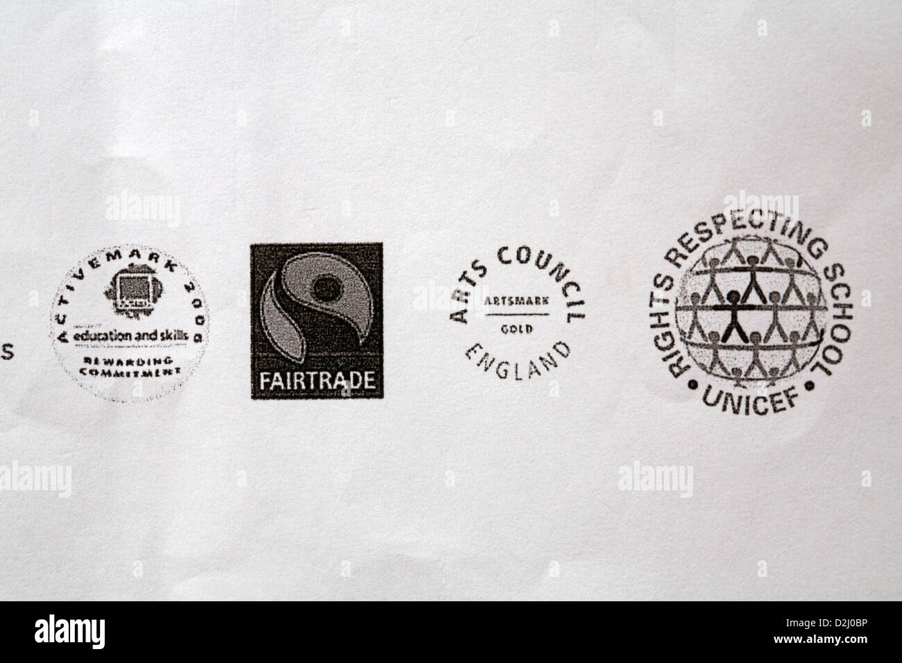 Arts Council England Unicef diritti rispettando la scuola, Activemark e Fairtrade logo sulla lettera nel piè di pagina Foto Stock