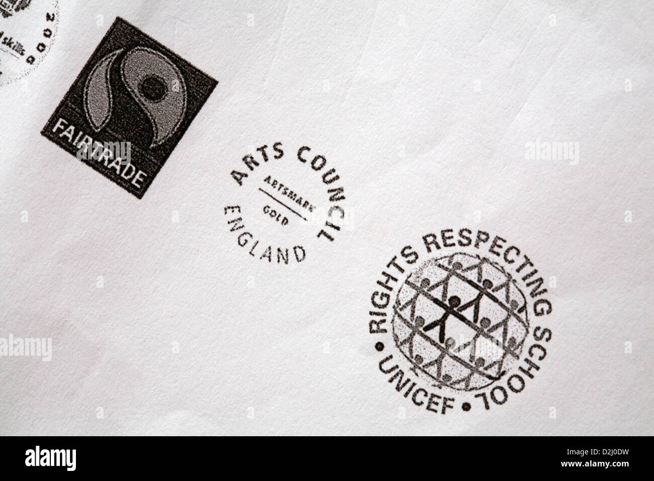 Arts Council England Unicef diritti rispettando la scuola e Fairtrade logo sulla lettera nel piè di pagina Foto Stock