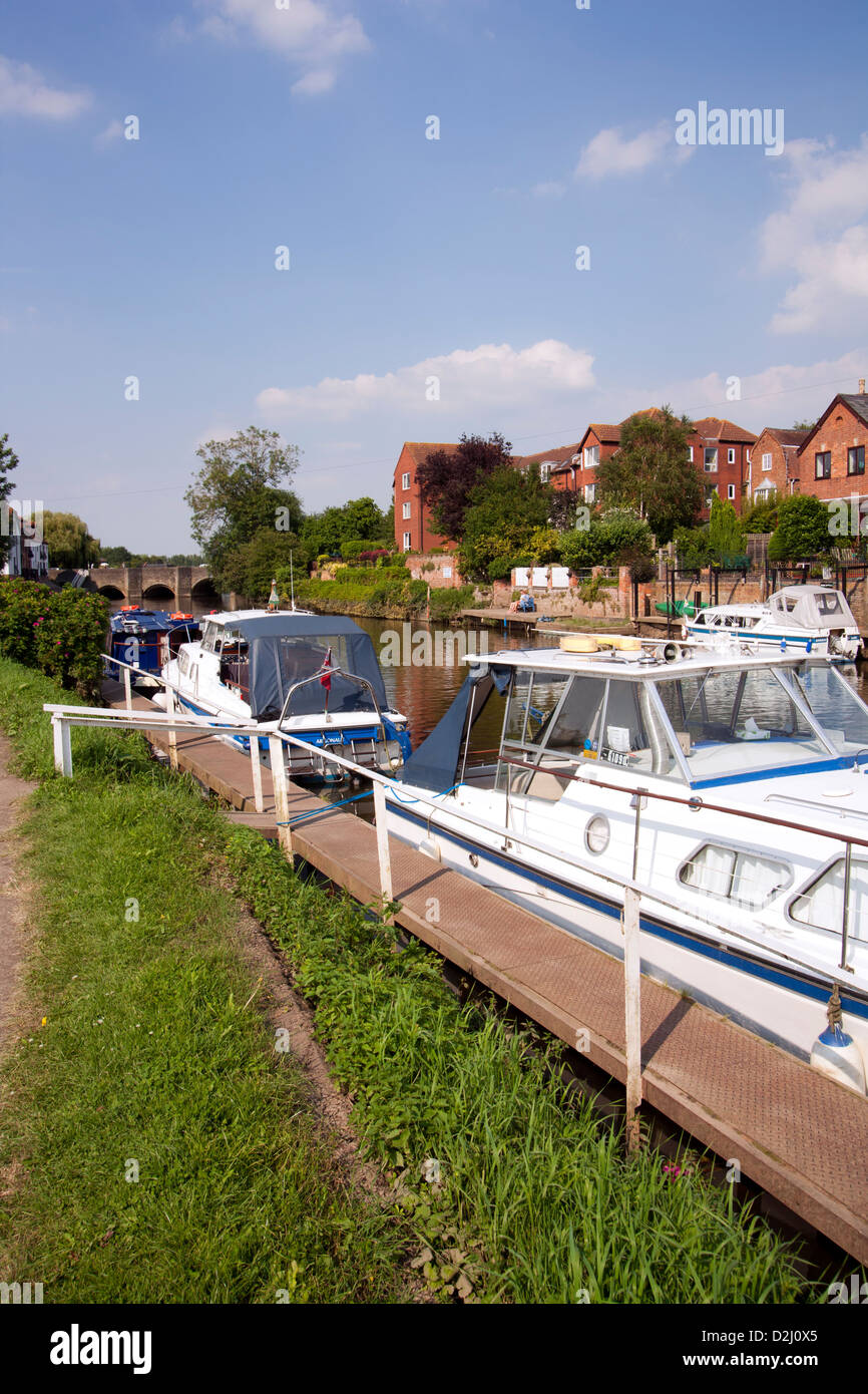 Barche ormeggiate in estate sole sulla navigazione Avon a Tewkesbury, Gloucestershire, Regno Unito Foto Stock