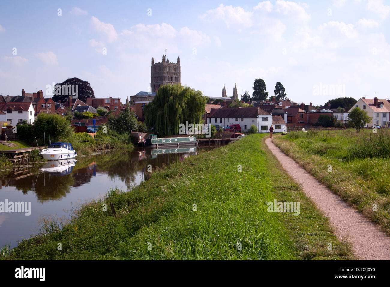 Sentiero lungo il fiume in estate il sole dalla navigazione Avon a Tewkesbury, Gloucestershire, Regno Unito Foto Stock