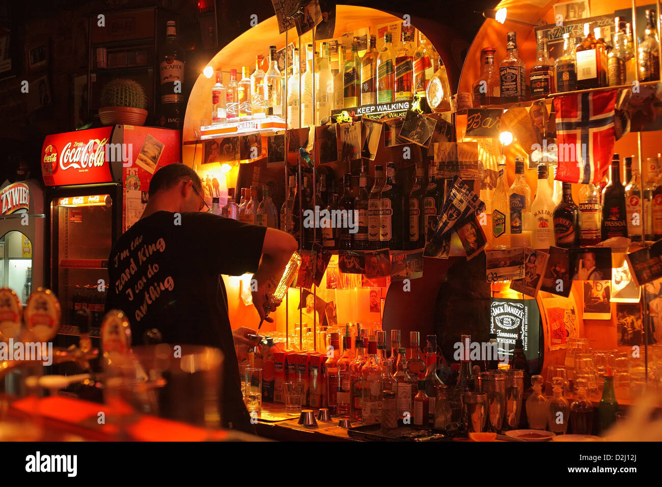 Poznan, Polonia, un barman mescola una bevanda presso il bar di un pub Foto Stock