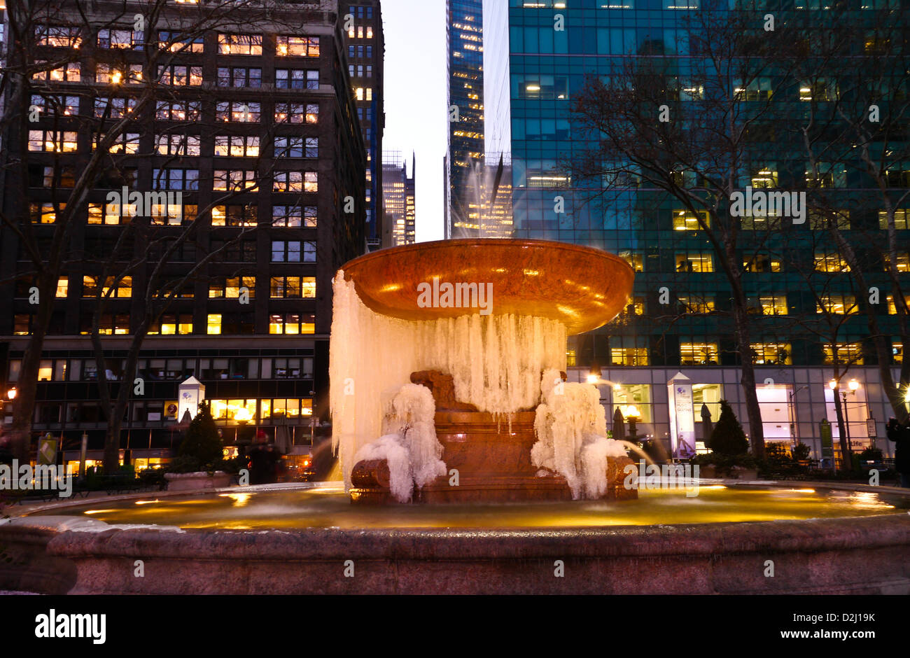 New York, Stati Uniti d'America. Il 24 gennaio 2013. Le persone si radunano per guardare il Bryant Park fontana che divenne parzialmente congelati dal freddo estremo il meteo a Bryant Park Gennaio 24, 2013 a New York City. Credito: Donald bowers / Alamy Live News Foto Stock