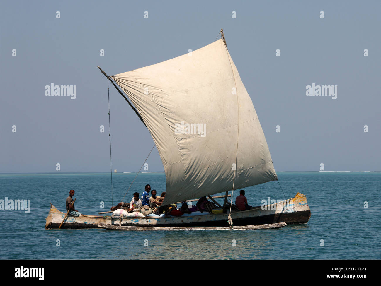 Outrigger malgascio piroga con Patchwork Vela, Anakao, Madagascar, Africa. Una piccola barca usata principalmente per la pesca. Oceano Indiano. Foto Stock