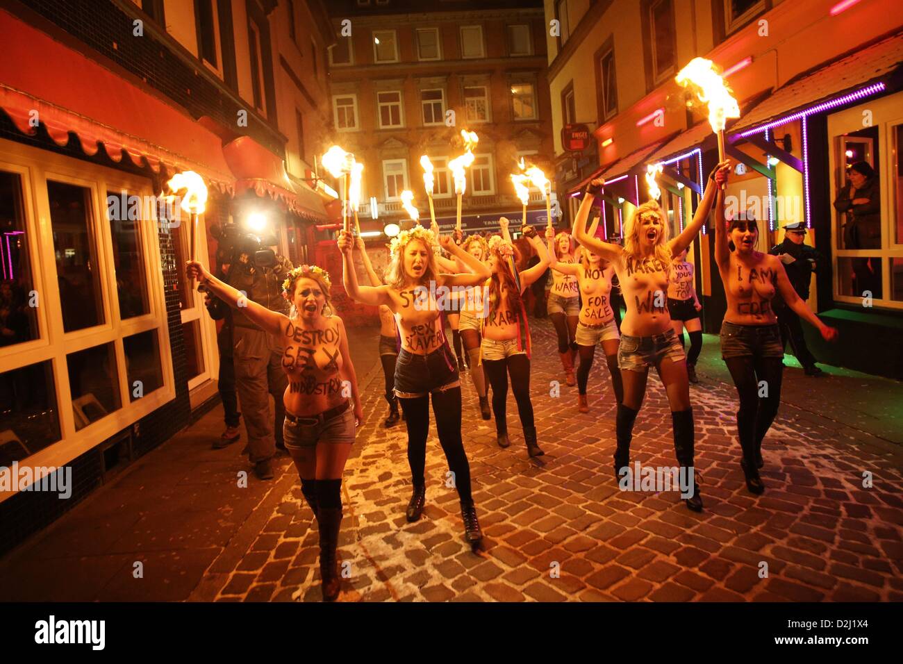 Amburgo Germania Il 25 Gennaio 13 Gli Attivisti Del Movimento Ucraino Femen Protesta Contro La Prostituzione E L Industria Del Sesso In Herbertstrasse Sulla Reeperbahn Amburgo Germania 25 Gennaio 13 Il Gruppo Femminile