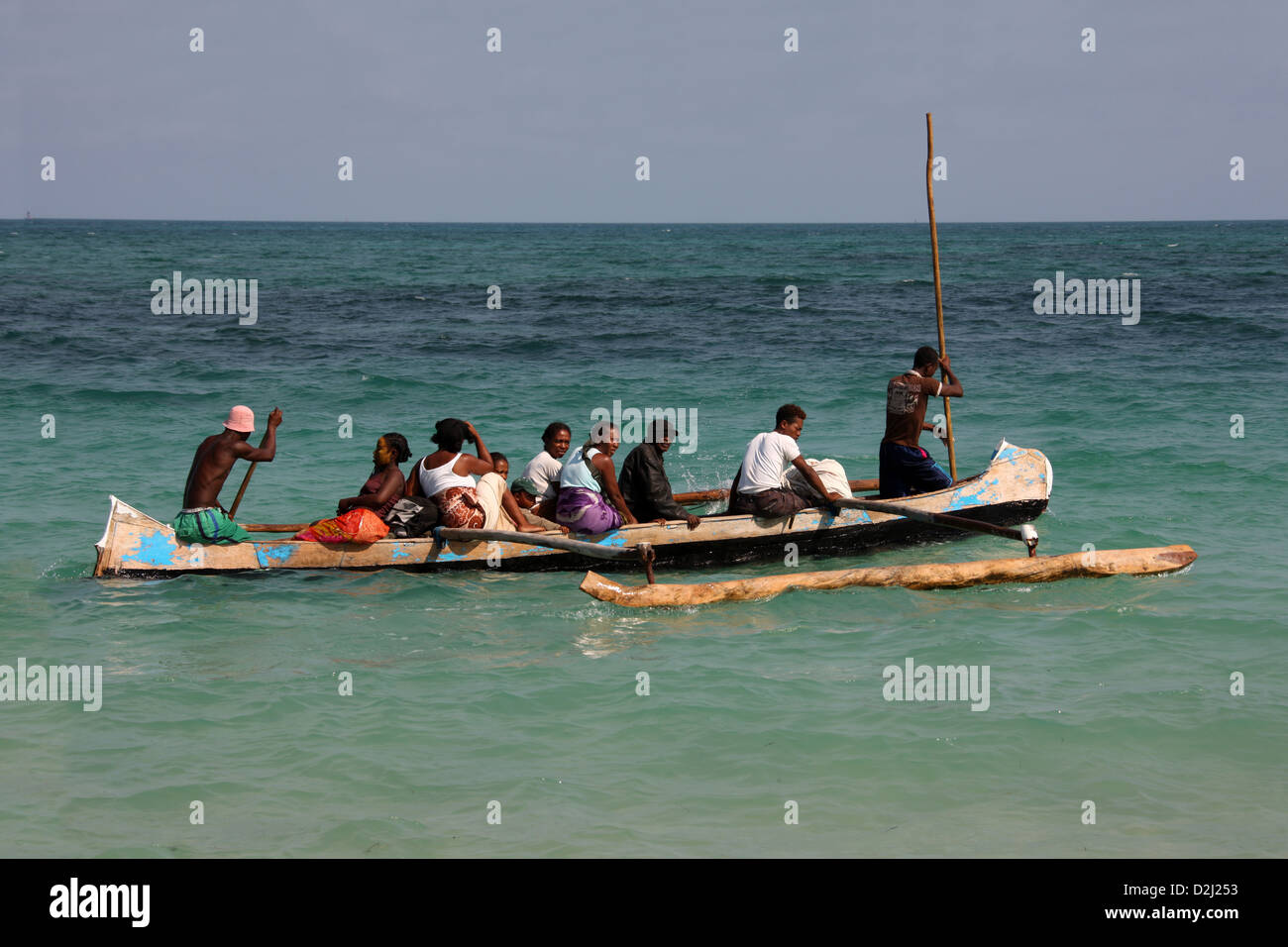 Un gruppo del popolo malgascio in una piroga Outrigger barca a Tuléar, Anakao, Madagascar, Africa. Servizio di taxi. Foto Stock