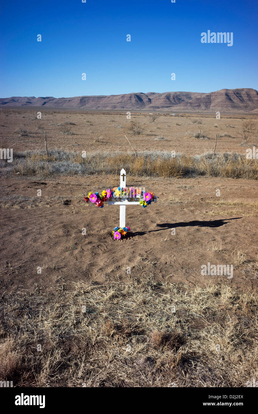 Memorial croce lungo una strada che indica il sito di un fatale incidente stradale ad ovest del Texas. Foto Stock